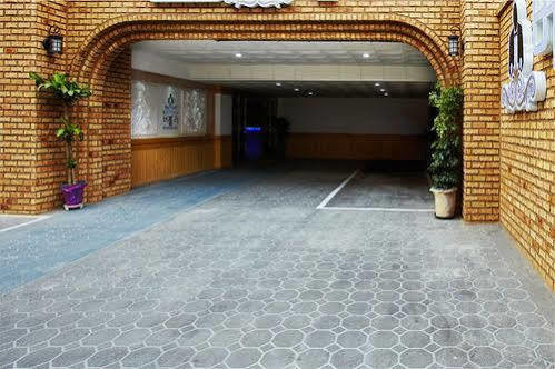 Hotel Butler Szuvon Kültér fotó